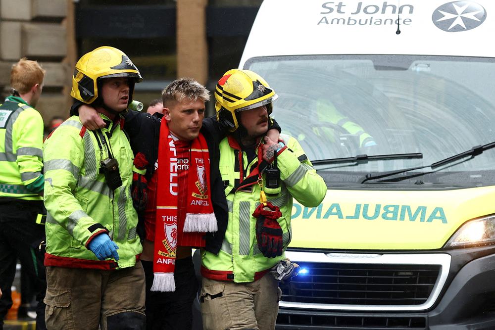  Kerumunan Pendukung Liverpool Ditabrak Saat Parade, Puluhan Orang Terluka
