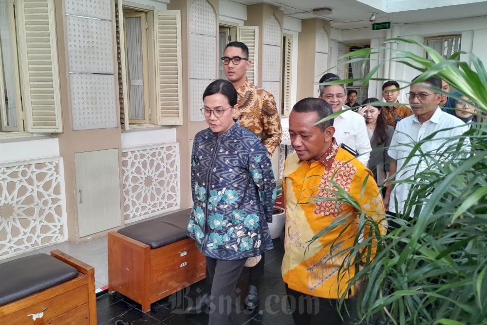 Menteri Keuangan Sri Mulyani menyambangi Kantor Kementerian ESDM di Jakarta, Selasa (27/5/2025)./Bisnis-Mochammad Ryan