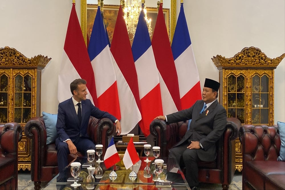 Momen Presiden Macron Terkesima Lukisan Bung Karno di Ruangan Prabowo