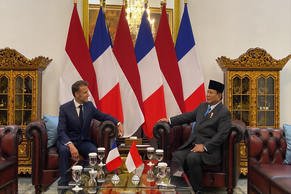  Momen Presiden Macron Terkesima Lukisan Bung Karno di Ruangan Prabowo