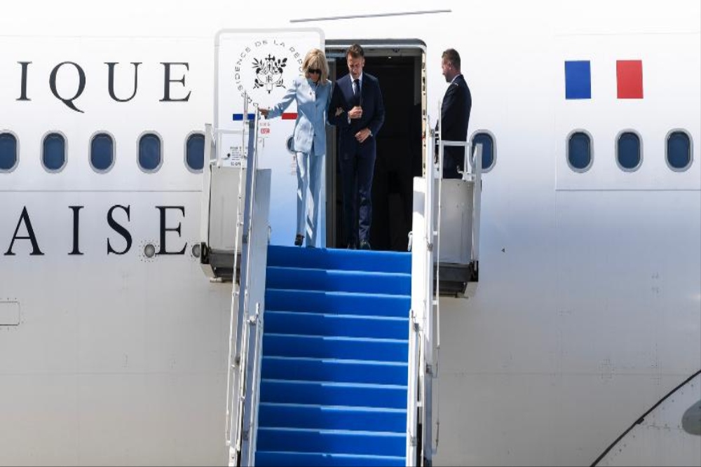 Macron dan Istri Pilih Jalan Kaki ke Ruang VIP Saat Tiba di Yogyakarta