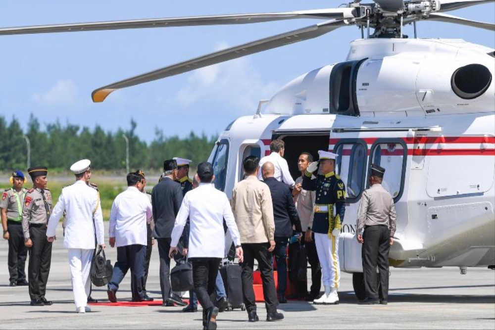 Momen Prabowo Ajak Macron Naik Maung dan Helikopter Menuju Akmil Magelang