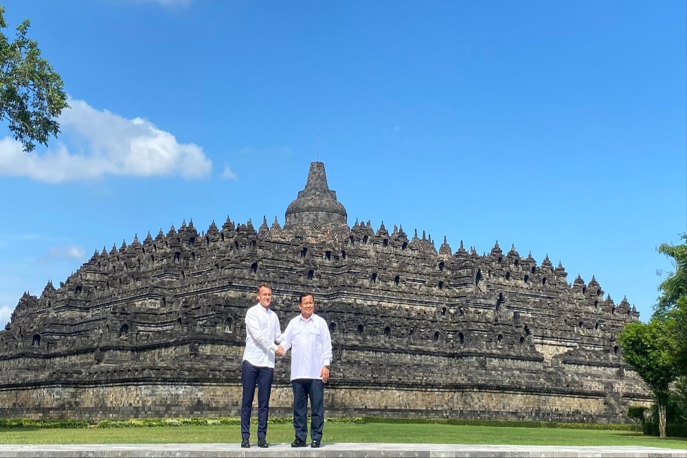 Birunya Langit Borobudur Saat Kunjungan Prabowo dan Macron