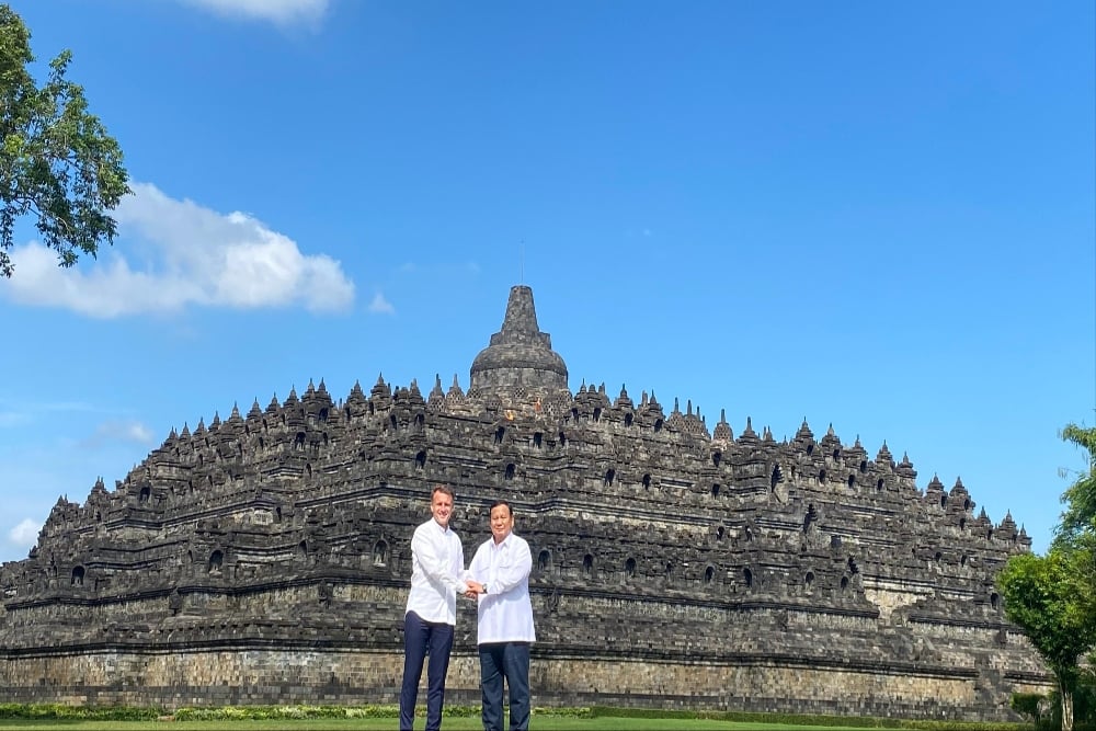 Ketika Presiden Prabowo Antar Macron dan Brigitte Menyusuri Borobudur