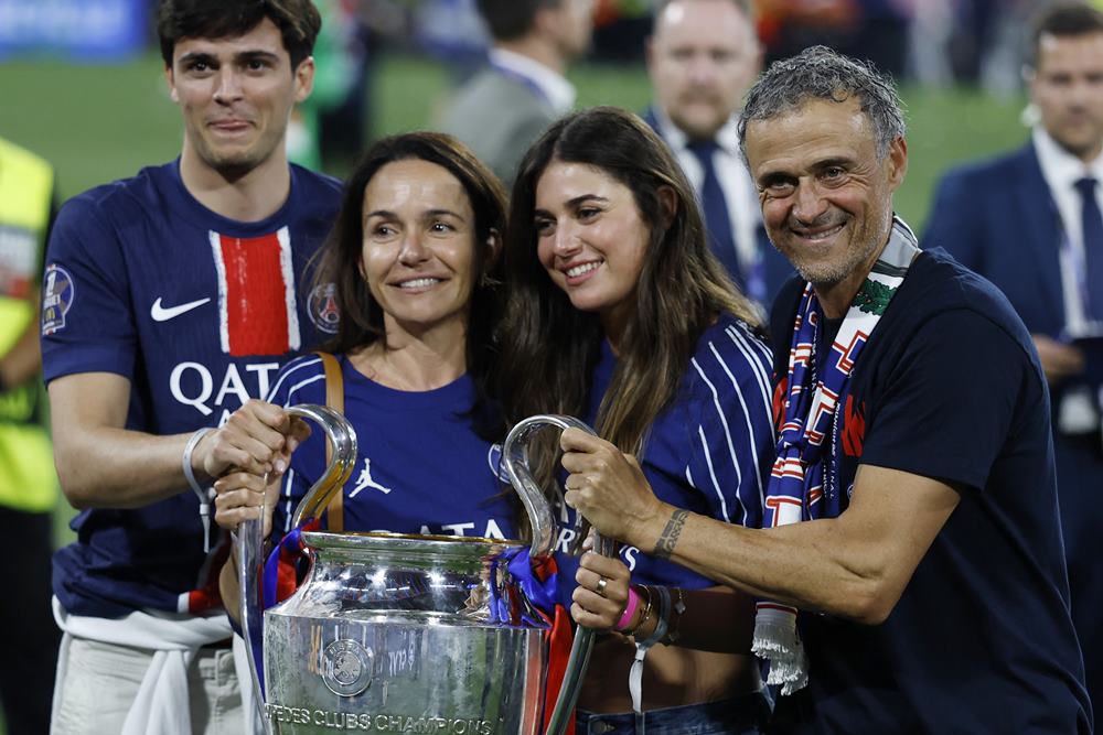 Pelatih Paris Saint Germain, Luis Enrique celebrates bersama istrinya Elena Cullell dan anak merayakan gelar Liga Champions. REUTERS/Peter Cziborra