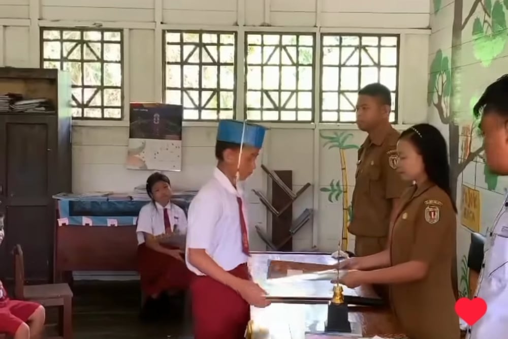 Kisah Haru SD di Pedalaman Kalteng: Hanya Punya 1 Siswa Lulus, Toga Pakai Kardus