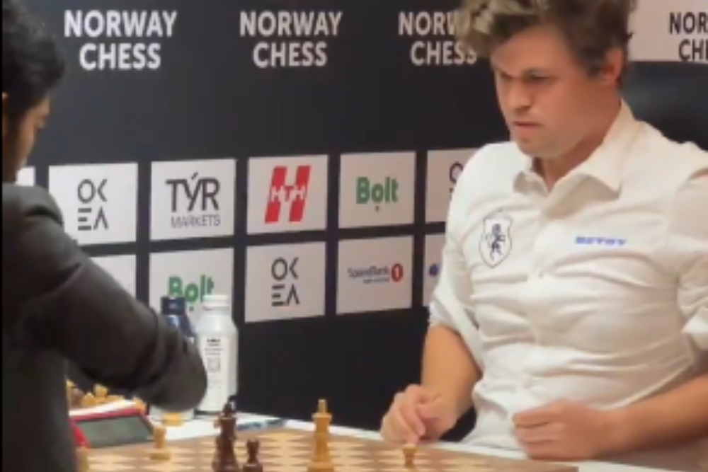  Momen GM Catur Magnus Carlsen Gebrak Meja saat Dikalahkan Remaja 19 Tahun
