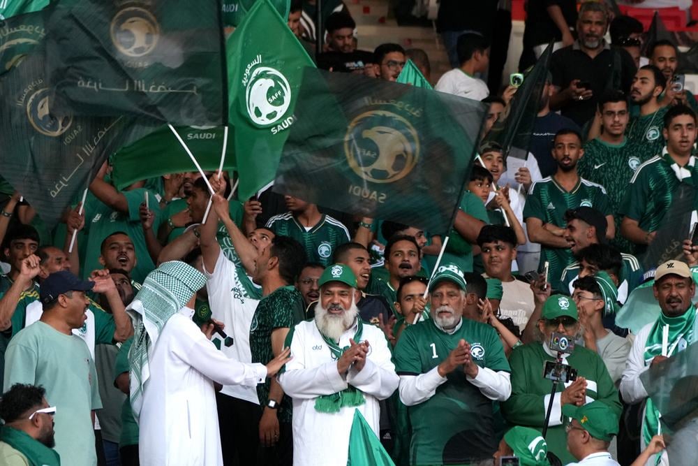 Pendukung timnas Arab Saudi. Timnas Bahrain menghadapi Arab Saudi dalam lanjutan Grup C Kualifikasi Piala Dunia 2026 zona Asia. /Reuters
