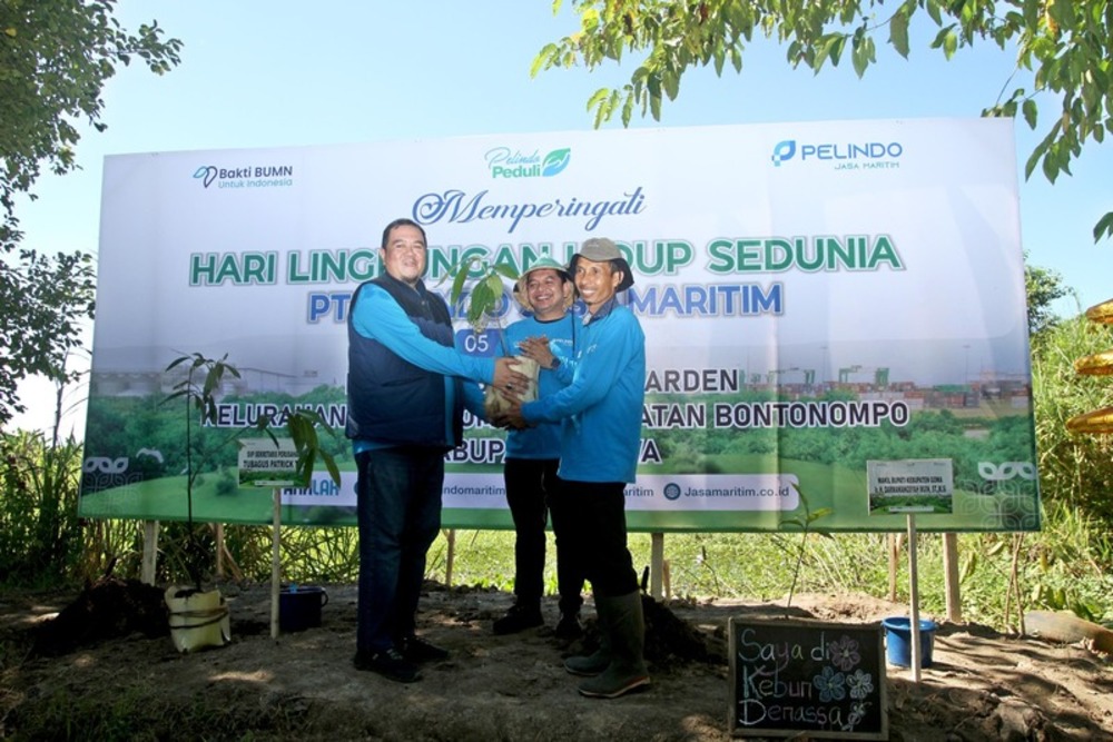SVP Sekretaris Perusahaan Pelindo Jasa Marim (SPJM) Tubagus Patrick (kiri) menyerahkan secara simbolis bibit pohon kepada, pendiri Denassa Botanical Garden, Darmawan Denassa (kanan) disaksikan Sekertaris Dinas Lingkungan Hidup Kabupaten Gowa Abidzar Sulaiman pada peringatan Hari Lingkungan Hidup di Kabupaten Gowa, Sulawesi Selatan, Kamis (5/6/2025)./Bisnis-Paulus Tandi Bone.