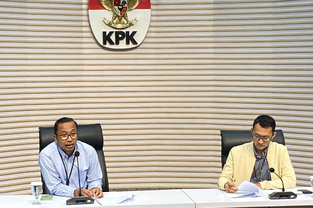 Plh. Direktur Penyidikan KPK Budi Sokmo dan Juru Bicara KPK Budi Prasetyo pada konferensi pers, Kamis (5/6/2025)/Bisnis-Dany Saputra.