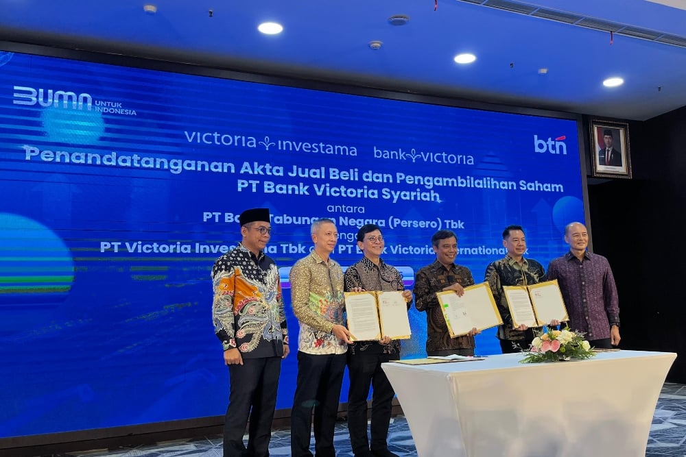Direktur Utama BTN Nixon LP Napitupulu (tiga dari kanan) bersama jajaran Victoria Group dalam penandatanganan akta jual beli dan pengambilalihan saham Bank Victoria Syariah di Menara 1 BTN, Jakarta Pusat, Kamis (5/6/2025). JIBI/Bisnis-Reyhan Fernanda Fajarihza