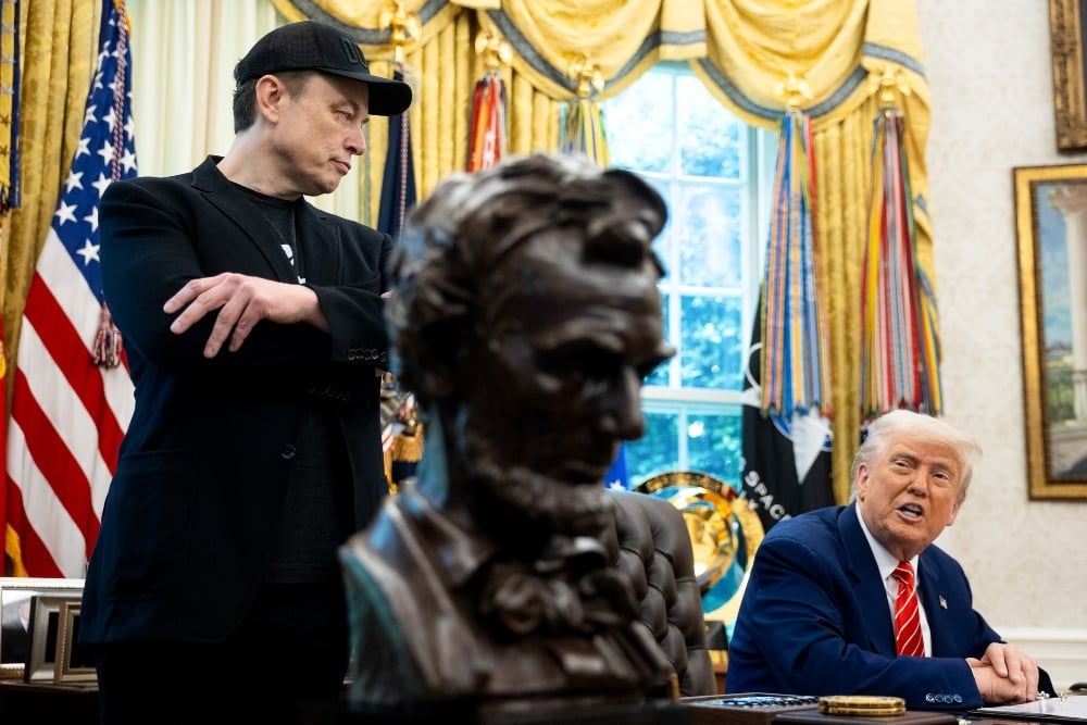 Presiden AS Donald Trump dan CEO Tesla Inc. Elon Musk saat konferensi pers di Gedung Putih, Washinton DC, pada Jumat (30/5/2025). /Bloomberg/Francis Chung