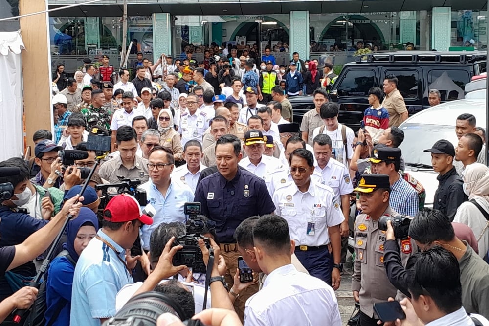 Menteri Koordinator (Menko) Infrastruktur dan Pembangunan Kewilayahan (IPK) Agus Harimurti Yudhoyono (AHY) bersama Wakil Menteri (Wamen) Badan Usaha Milik Negara (BUMN) Kartika Wirjoatmodjo (Tiko) saat melakukan peninjauan. ke Stasiun Pasar Senen, Jumat (28/3/2025). / Bisnis - Alifian Asmaaysi