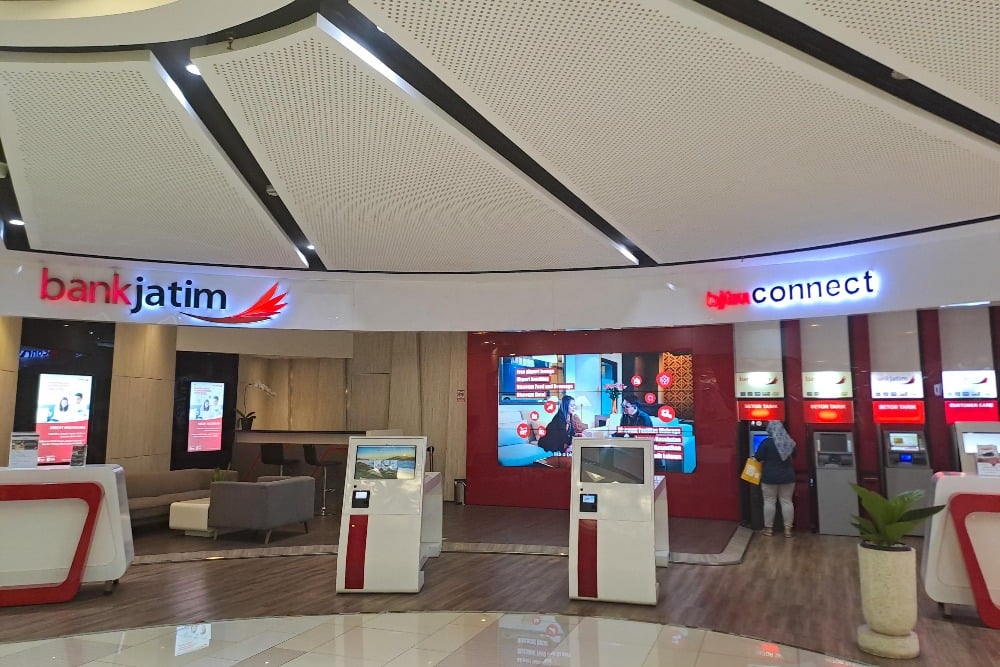Nasabah melakukan transaksi menggunakan anjungan tunai mandiri (ATM) Bank Jatim (BJTM) di Surabaya, Jawa Timur./Bisnis-Himawan L Nugraha.