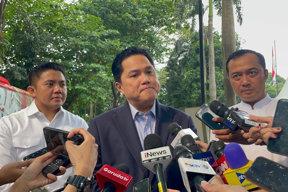 Ketua Umum PSSI, Erick Thohir usai menghadiri jamuan makan siang bersama Presiden Prabowo Subianto dan para pemain Timnas Indonesia di kediaman Presiden di Jalan Kertanegara, Jakarta, Jumat (6/6/2025)/Bisnis-Akbar Evandio