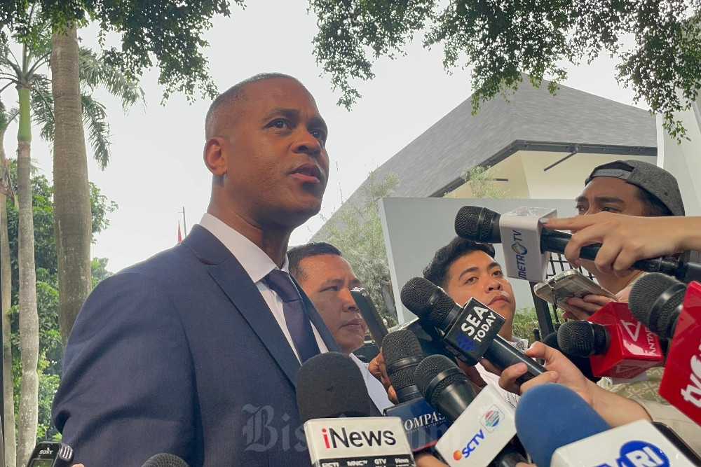 Pelatih Timnas Indonesia Patrick Kluivert memberikan keterangan pers seusai diundang untuk makan siang bersama Presiden Prabowo Subianto di kediamannya di Kertanegara, Jumat (6/6/2025)./ Bisnis - Akbar Evandio