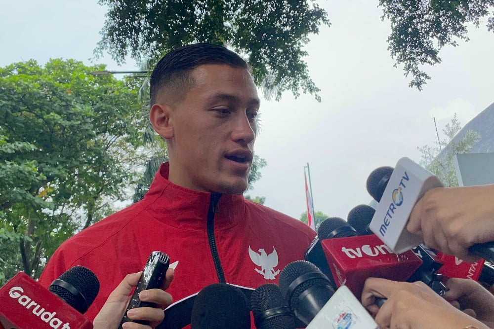 Kapten Timnas Jay Noah Idzes menjawab pertanyaan media sesuai jamuan makan siang bersama Presiden Prabowo Subianto, di Kertanegara, Jumat (6/6/2025)./ Bisnis - Akbar Evandio