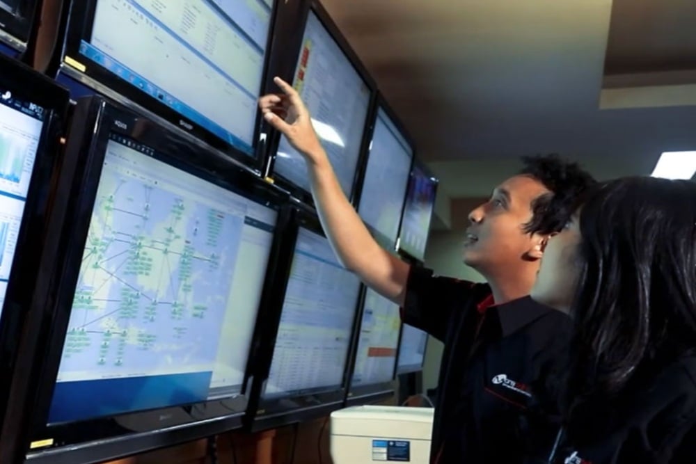 Petugas Moratelindo mengawasi performa jaringan lewat dashboard/dok. Moratelindo