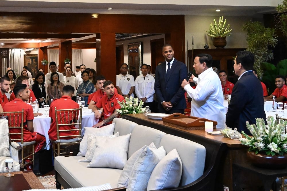 Presiden Prabowo Subianto menjamu makan siang Timnas Indonesia seusai kemenangan menghadapi China 1:0, di kediaman pribadi di Kertanegara, Jakarta Selatan./ Istimewa - BPMI