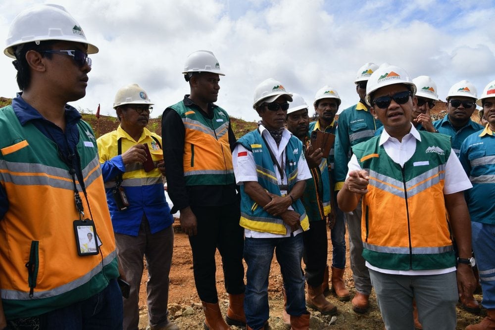 Menteri Energi dan Sumber Daya Mineral (ESDM) Bahlil Lahadalia meninjau situasi operasi tambang nikel PT Gag Nikel di Pulau Gag, Kabupaten Raja Ampat, Sabtu (7/6/2025)./Dok. Kementerian ESDM