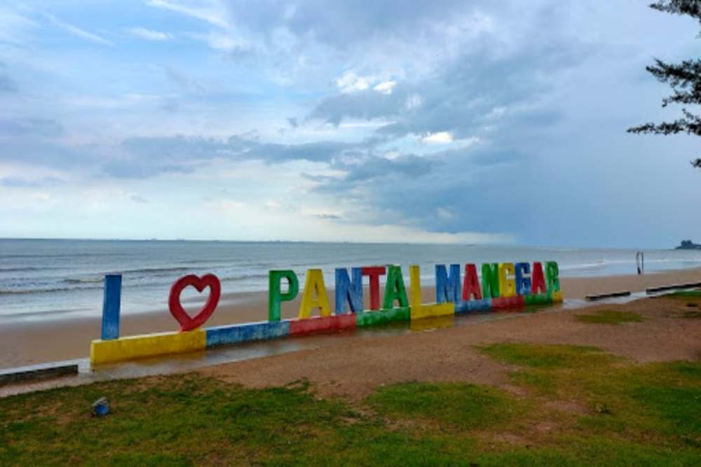  Pantai Manggar Dibanjiri 6.681 Wisatawan saat Libur Iduladha 2025