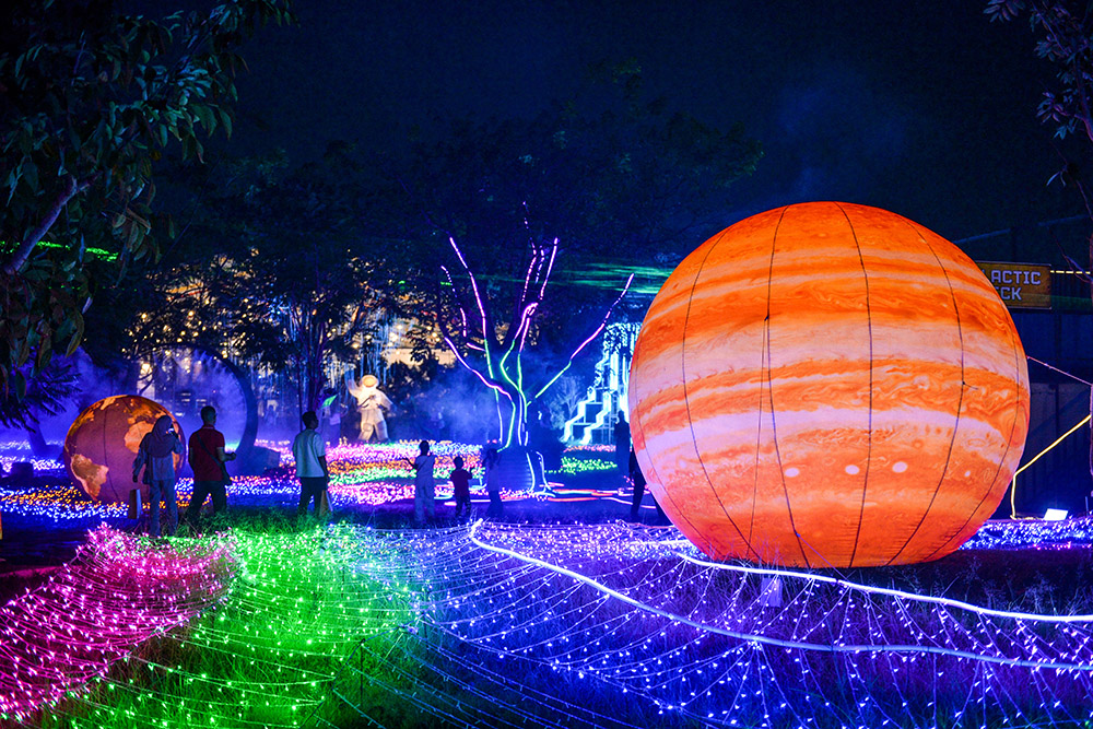  Wahana Galactic Glow Saat Libur Iduladha