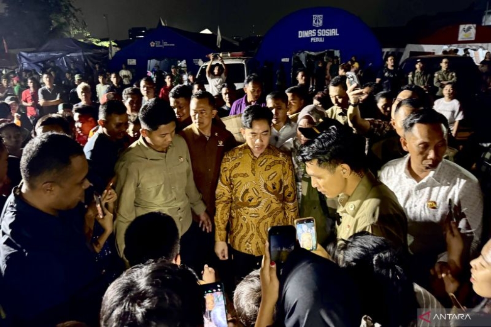  Malam-Malam Wapres Gibran Menyambangi Korban Kebakaran Kapuk Muara