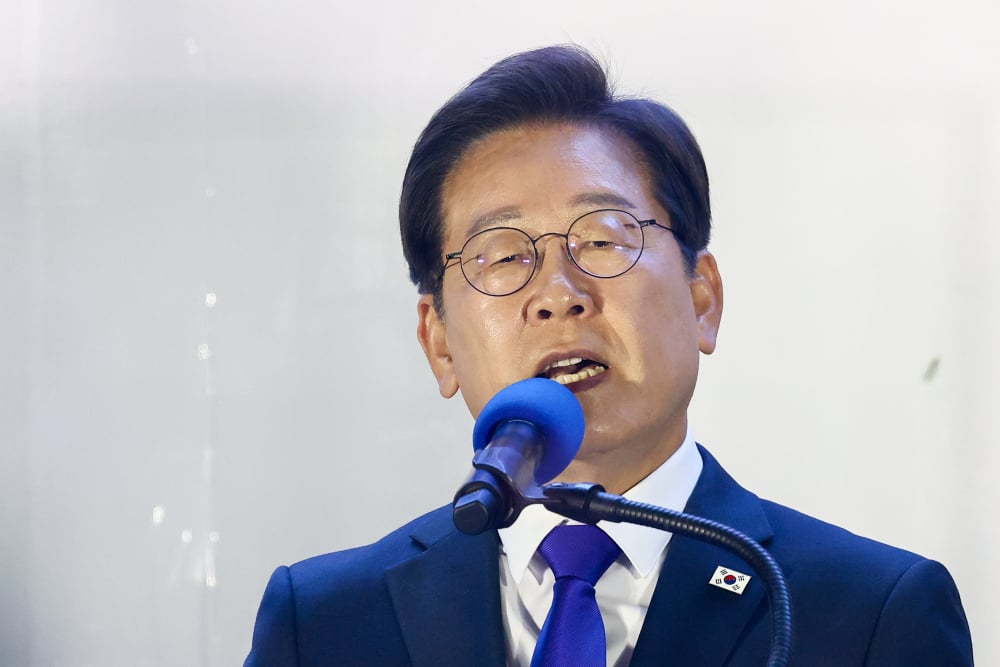 Calon Presiden Korea Selatan dari Partai Demokrat Lee Jae-Myung dalam acara malam pemilihan umum di Seoul, Korea Selatan pada Rabu (4/6/2025). / Bloomberg-SeongJoon Cho