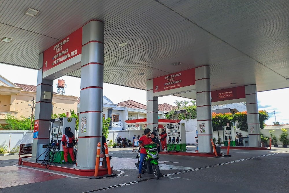 Pengendara mengisi BBM jenis Pertamax di salah satu stasiun pengisian bahan bakar umum (SPBU) di Jakarta, Rabu (1/1/2025)/Bisnis/Himawan L Nugraha