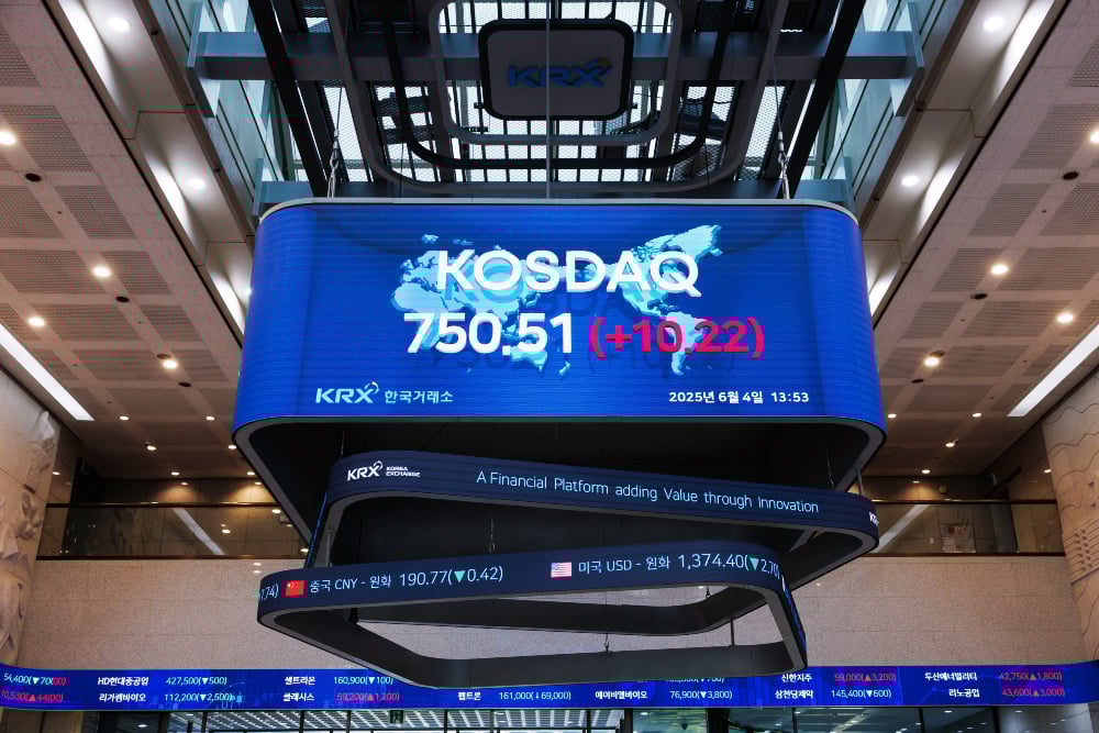 Indeks Kosdaq yang naik terpantau dalam sebuah layar di Korea Exchange (KRX), Seoul, Korea Selatan pada Rabu (4/6/2025). Indeks saham Korea Selatan naik setelah kemenangan Lee Jae-Myung dalam pemilihan presiden Negeri Ginseng. / Bloomberg-SeongJoon Cho
