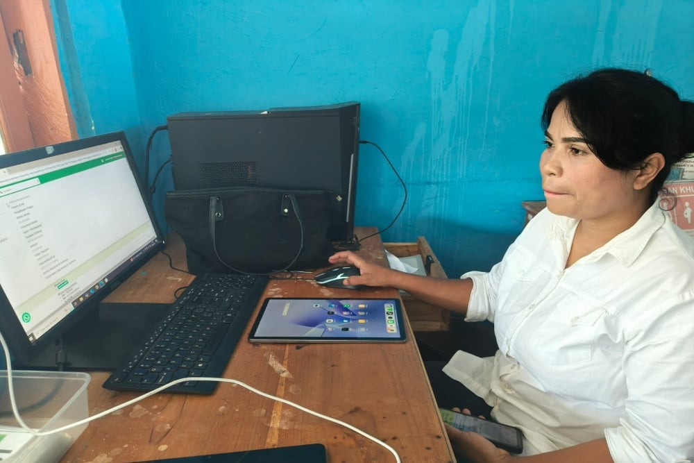 Petugas Puskesmas Camplong, Kupang, memasukan data pasien melalui aplikasi. Satelit Satria-1 menjadi salah satu infrastruktur yang diandalkan dalam proses input data/ Bisnis.com - Leo Dwi Jatmiko
