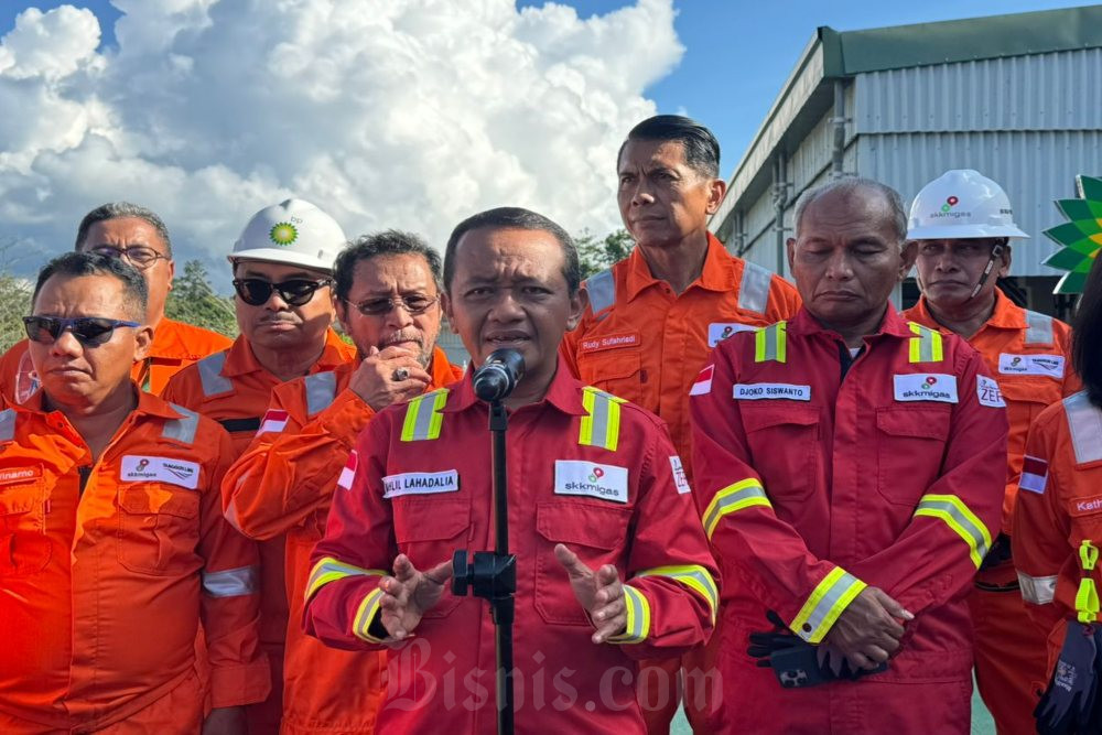 Menteri ESDM Bahlil Lahadalia saat ditemui usai agenda kunjungan ke lapangan gas BP Tangguh LNG di Papua Barat, Rabu (11/6/2025)./Bisnis-Afiffah Rahmah Nurdifa