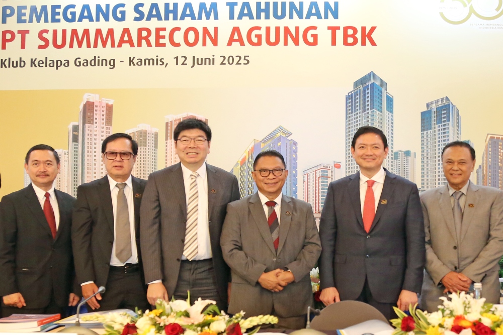 Jajaran Direksi dan Komisaris PT Summarecon Agung Tbk berfoto bersama usai Rapat Umum Pemegang Saham Tahunan Tahun Buku 2024, di Klub Kelapa Gading Jakarta, Kamis (12/6/2025)./Istimewa
