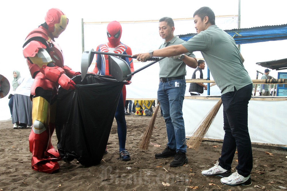  Aksi Bersih Pantai Tanjung Bayam