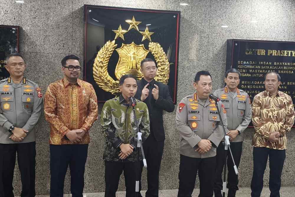  Kapolri Kirim 700 Buruh Korban PHK ke Perusahaan di Cirebon dan Brebes