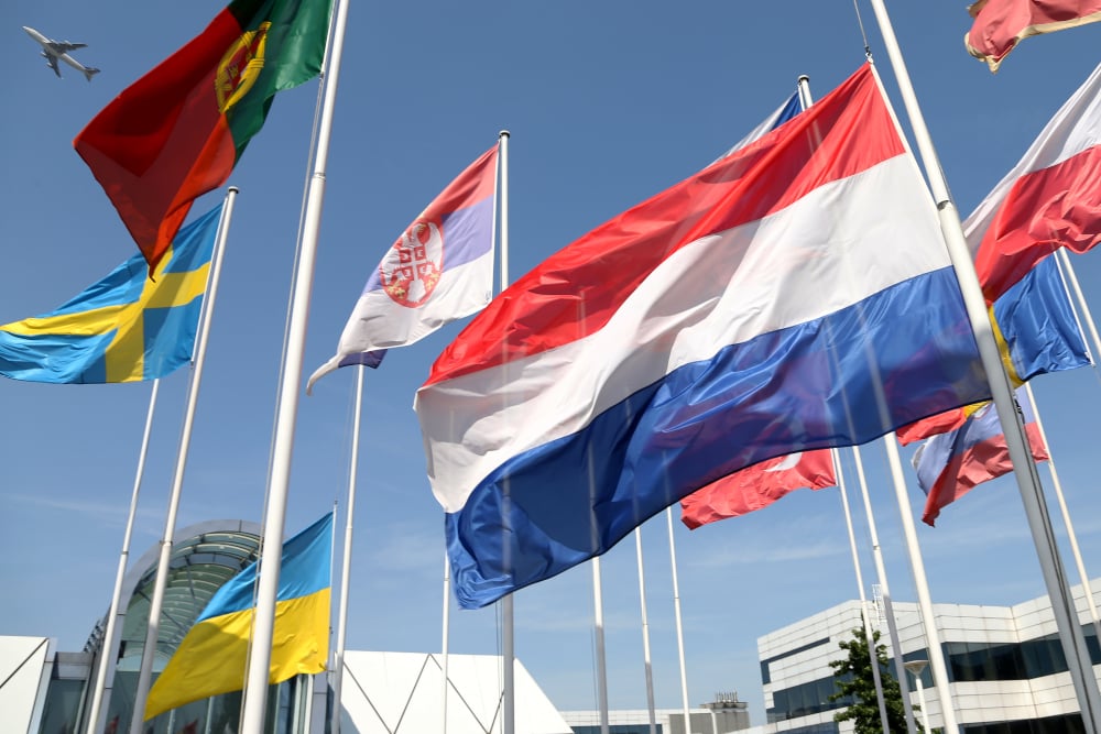 Bendera Belanda bersama sejumlah bendera negara lain berkibar di depan Eurocontrol, Brussels, Belgia pada Jumat (18/7/2014). / Reuters-Francois Lenoir