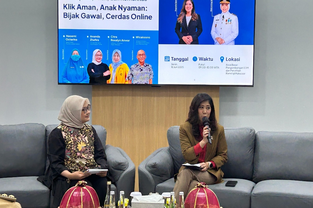 Menteri Komunikasi dan Digital Meutya Hafid dalam dalam acara Fasilitasi Literasi Digital untuk Perempuan, Anak, dan Komunitas ‘Klik Aman, Anak Nyaman: Bijak Gawai, Cerdas Online’ di Makassar Senin (16/6/2025)/Bisnis.com - Pernita