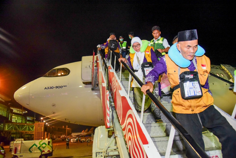  Bandara Sepinggan Balikpapan Sambut 360 Jemaah Haji Kloter Pertama