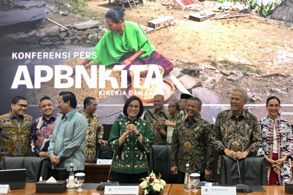 Menteri Keuangan Sri Mulyani Indrawati dan jajarannya dalam konferensi APBN KiTa di Kemenkeu, Jakarta pada Selasa (17/6/2025). / Bisnis-Annasa Rizki Kamalina