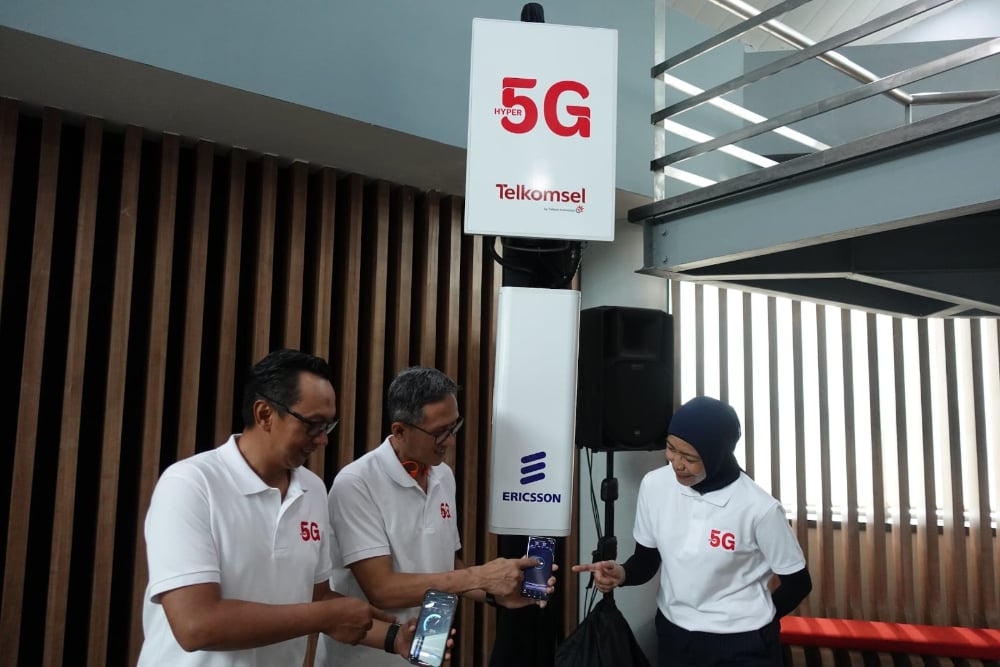 Pengawai Telkomsel memperlihatkan hasil tes jaringan 5G di Batam/Istimewa
