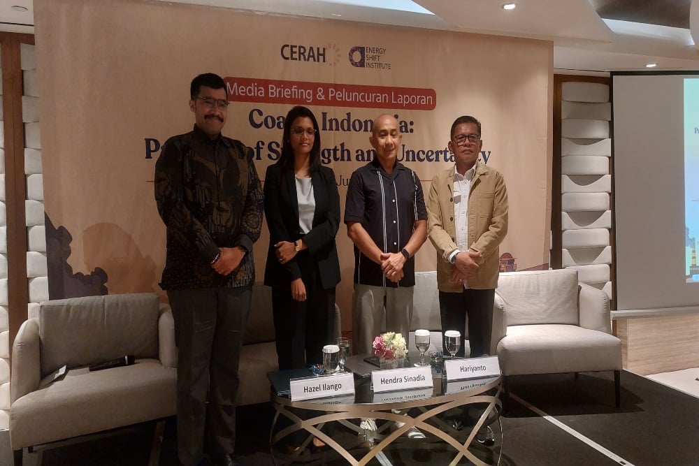 Policy Strategist CERAH Wicaksono Gitawan, Principal Researcher and Indonesia Coal Transition Lead ESI Hazel Ilango, Direktur Eksekutif IMA Hendra Sinadia, dan Kepala Biro Perencanaan Kementerian Energi dan Sumber Daya Mineral (ESDM) Hariyanto dalam acara peluncuran laporan The Energy Shift Institute (ISI) "Coal in Indonesia: Paradox of Strength and Uncertainty", Selasa (17/6/2025)./Bisnis-Mochammad Ryan Hidayatullah
