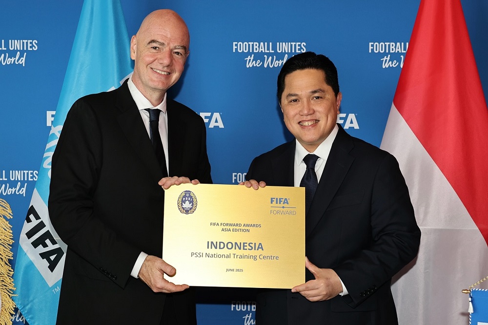  Presiden FIFA Berikan Penghargaan FIFA Forward Gold Award ke PSSI