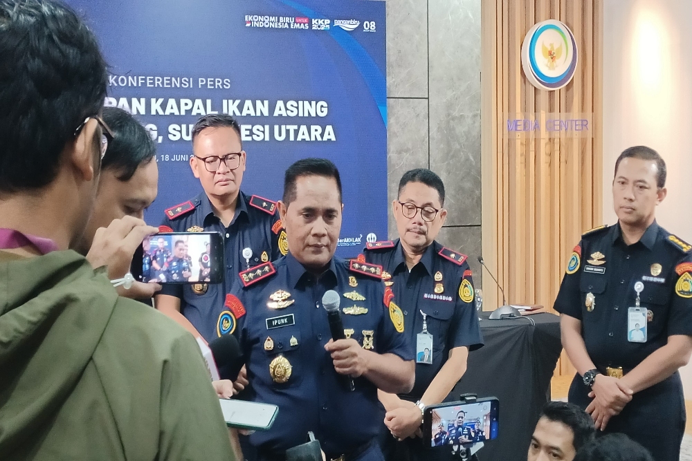 Direktur Jenderal Pengawasan Sumber Daya Kelautan dan Perikanan (PSDKP) KKP Pung Nugroho Saksono beserta jajarannya saat melaksanakan konferensi pers di Kantor Kementerian Kelautan dan Perikanan (KKP), Jakarta Pusat, Rabu (18/6/2025). / Ni Luh Anggela
