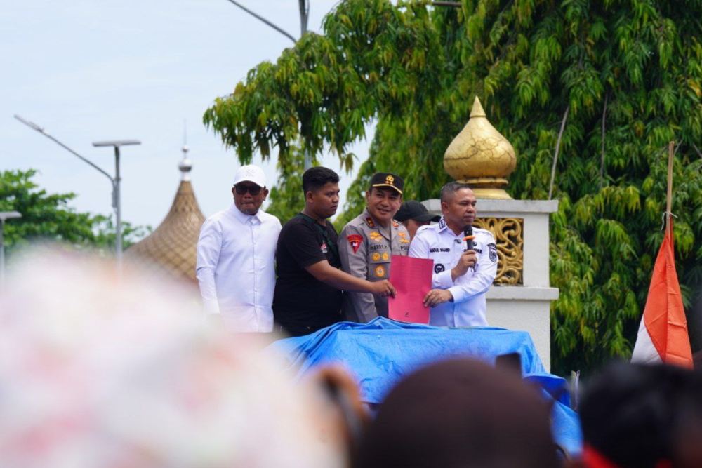 Gubernur Abdul Wahid menyampaikan komitmen pemerintah daerah untuk memperjuangkan hak-hak warga terdampak. Dia menegaskan bahwa aspirasi masyarakat akan dibawa langsung ke pemerintah pusat.