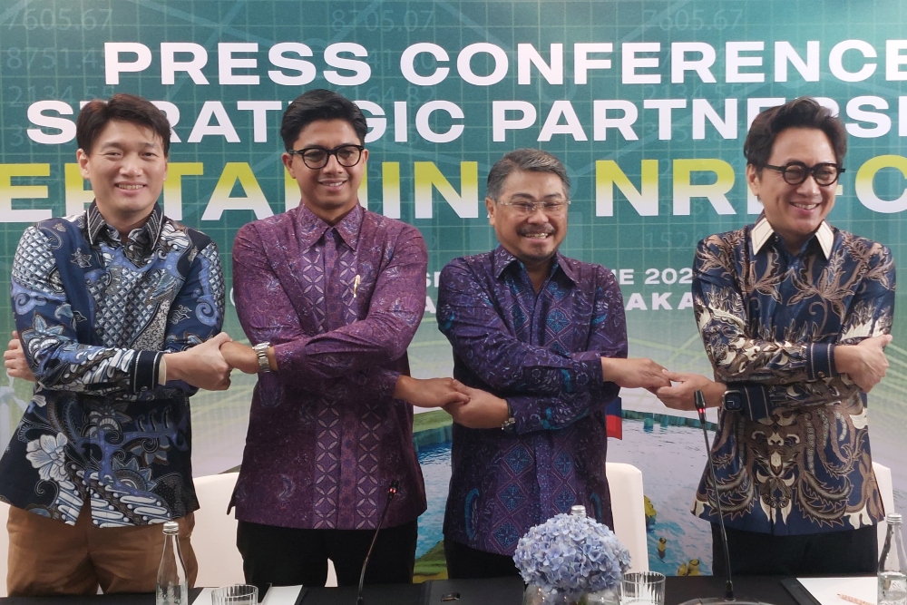 CEO Citicore Renewable Energy Corporation (CREC) Oliver Tan, DR Strategic Planning & Business Development Pertamina NRE Fadli Rahman, CEO Pertaminan NRE John Anis, dan Chairman CREC Edgar Saveedra dalam acara konferensi pers di Jakarta, Kamis (19/6/2025). - BISNIS/Mochammad Ryan H