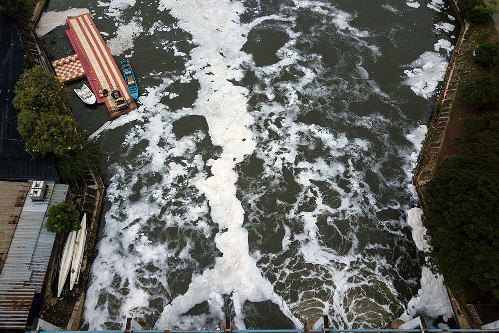  Limbah Busa Muncul di Pintu Air 3 Kanal Banjir Timur (KBT) Marunda