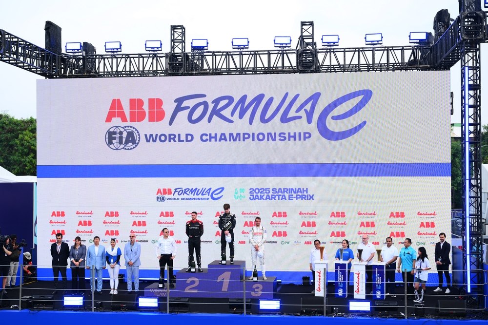  Pramono Beri Piala kepada Juara Formula E Jakarta 2025, Adik Prabowo Hadir