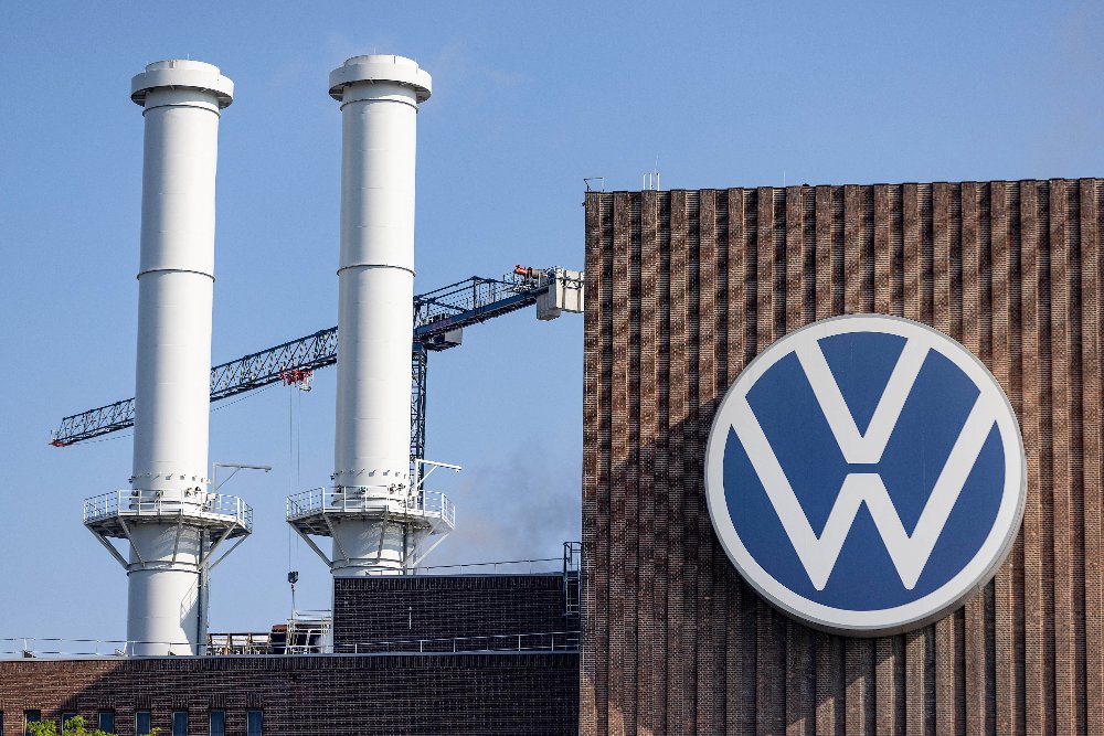  Volkswagen Serahkan Unit Perdana VW Kombi Listrik ID Buzz di Bandung