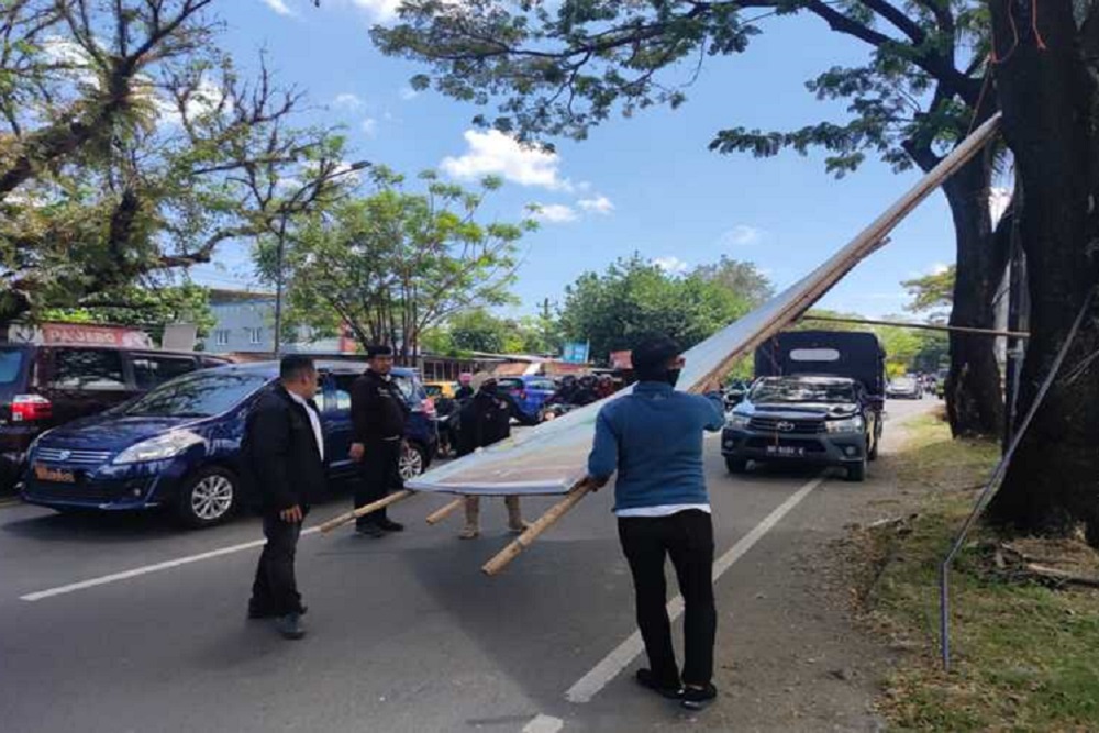 Pemko Batam Bongkar 457 Reklame Ilegal