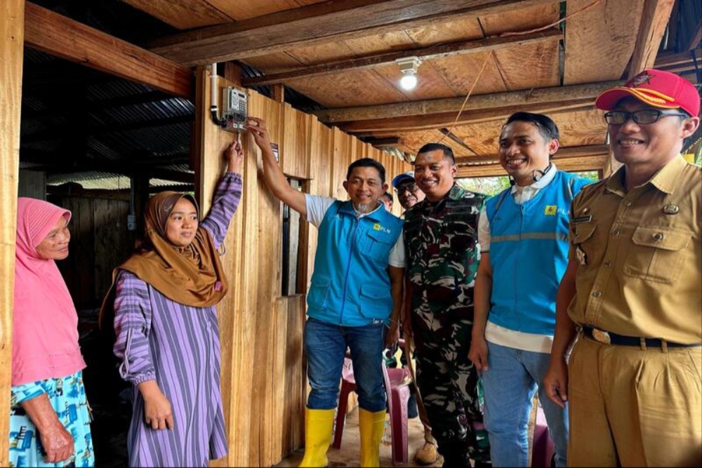  Puluhan Tahun Pakai Lampu Minyak, Warga di Sinjai Akhirnya Nikmati Listrik